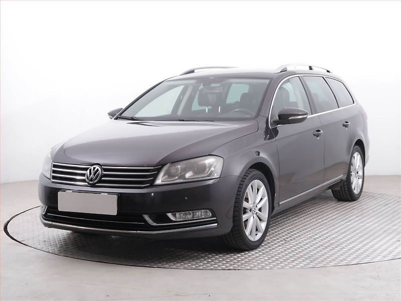 Volkswagen Passat (2011) 2.0 TDI, Xenony, Tempomat - fotka 2 z 19