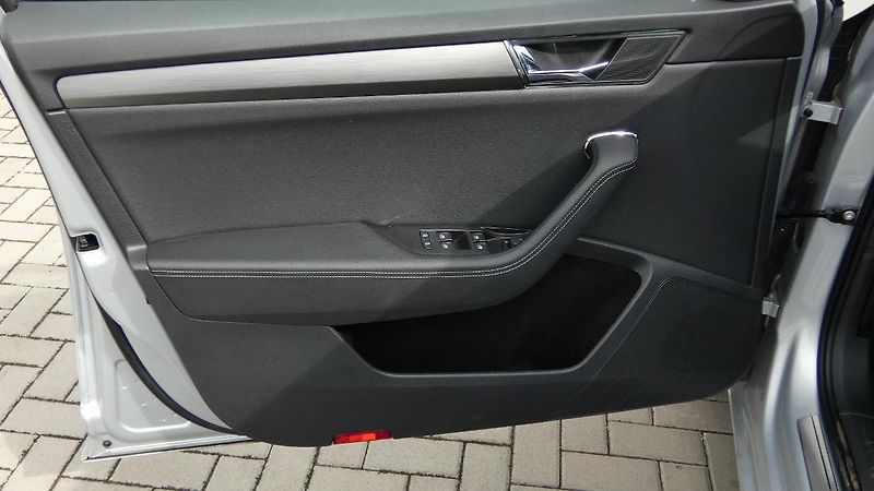 Škoda Superb Combi 2,0 TDI DSG Style - fotka 8 z 24