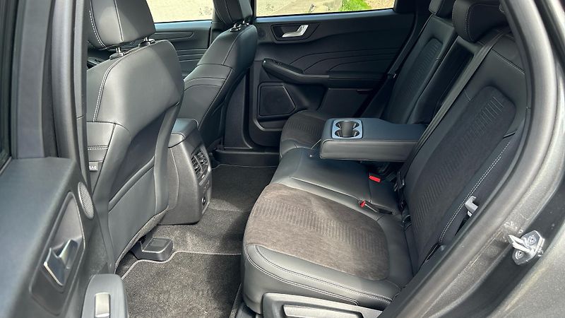 Ford Kuga (2025) 2.5 HEV AWD Active X, Winter - fotka 7 z 24