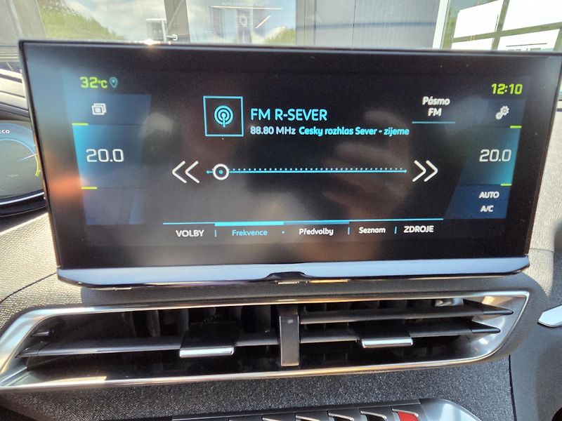 Peugeot 3008 (2023) 1.6 PHEV 165 ALLURE PACK EAT8 - fotka 15 z 32