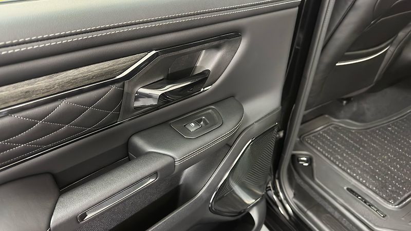 Dodge RAM NIGHT EDITION / 1500 SST H.O.  - fotka 30 z 55