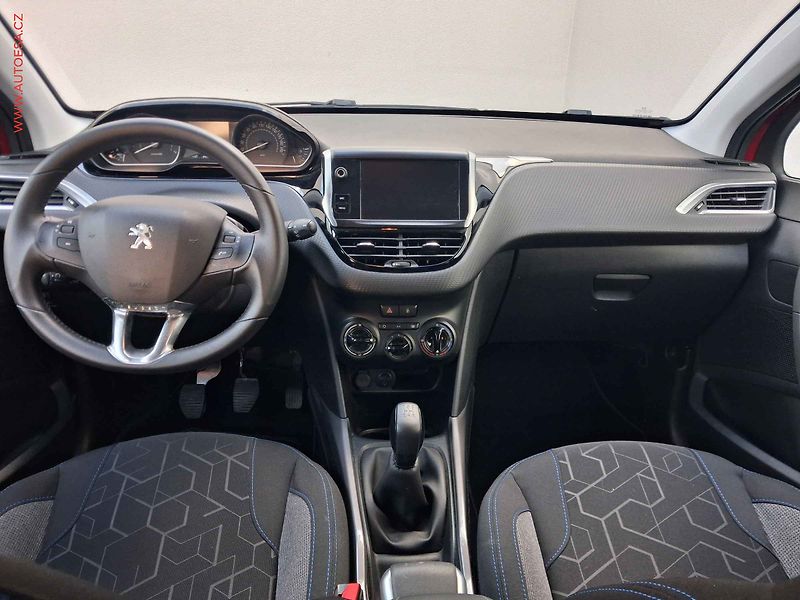 Peugeot 2008 (2017) 1.2 PT, Style, navi, TZ - fotka 8 z 18