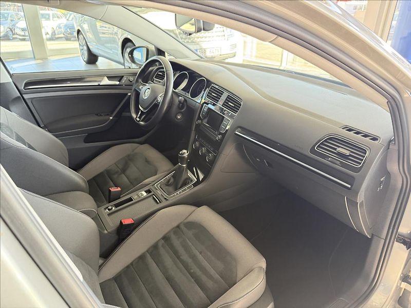 Volkswagen Golf 1,4   TSI 92kW,HIGHLINE,SERVIS - fotka 8 z 24