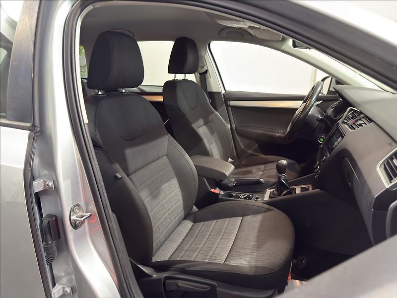 Škoda Octavia 1,6   TDI KEY-LESS TAŽNÉ ČR - fotka 23 z 29