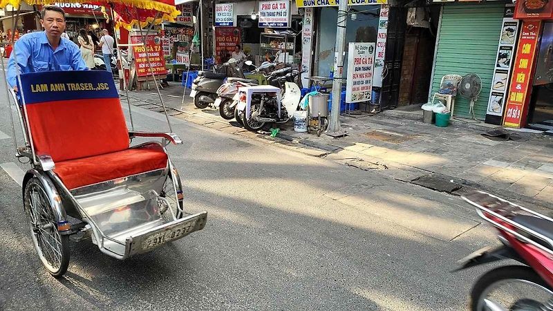 Jeden z prvních vozů Škoda na území Vietnamu. Právě ten jsem zkoušel v ulicích hlavního města