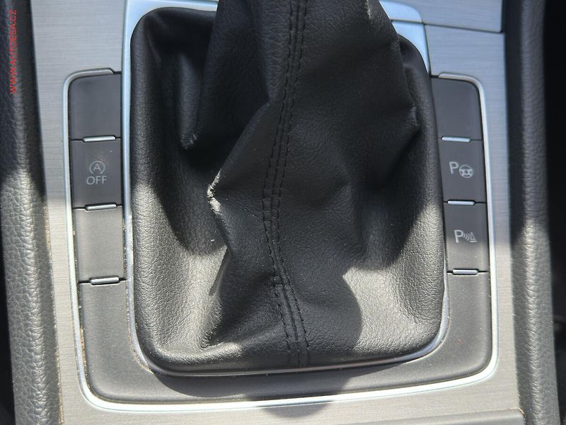 Volkswagen Golf (2015) 1.6TDI, Navi - fotka 17 z 21