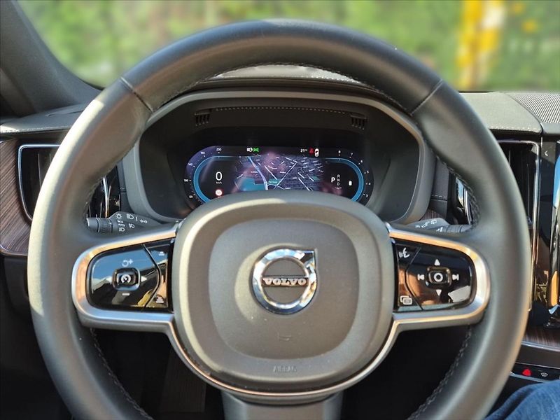 Volvo XC60 2,0 B5 AWD Ultimate Dark Vzduc - fotka 8 z 19