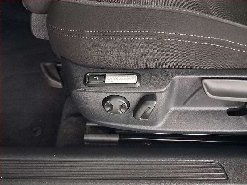 Volkswagen Passat (2017) 2.0 TDI, Automat, Navi - fotka 16 z 21