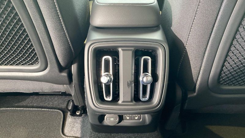 Volvo XC40 (2026) PLUS DARK, B4 FWD, 145+10 kW / - fotka 13 z 14