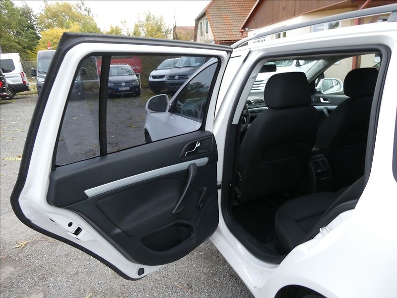 Škoda Octavia 1,6 TDi 77kW 2x kola, závěs - fotka 15 z 30