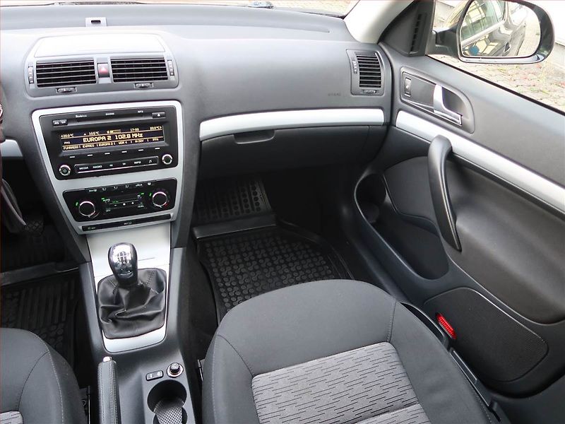 Škoda Octavia (2010) Ambiente 2.0 TDI, Xenony - fotka 8 z 16