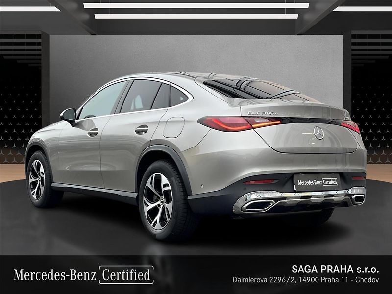 Mercedes-Benz GLC 300e 4MATIC kupé s hybridní te - fotka 3 z 22
