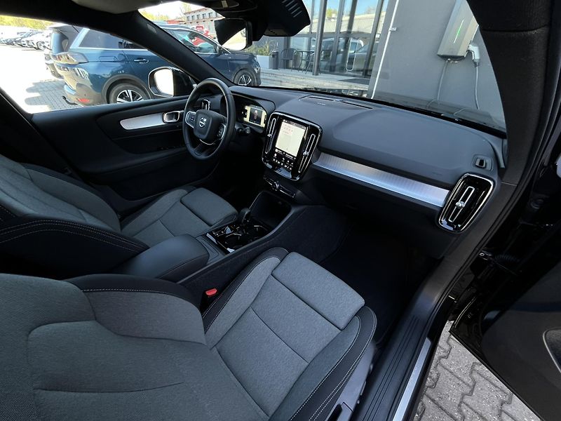 Volvo XC40 B3 FWD BE // 360 // kola - fotka 19 z 37