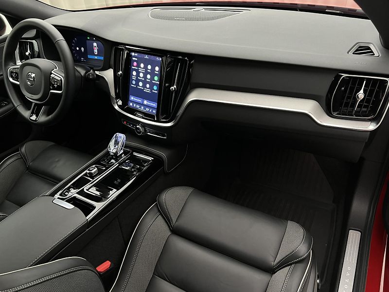 Volvo V60 T6 AWD DARK PLUS RECHARGE AUT - fotka 23 z 48