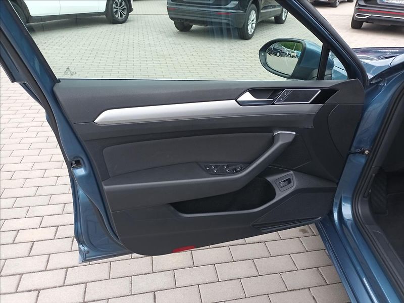 Volkswagen Passat 2,0 TDI,110kw,LED,SERVIS,TAŽNÉ - fotka 17 z 49
