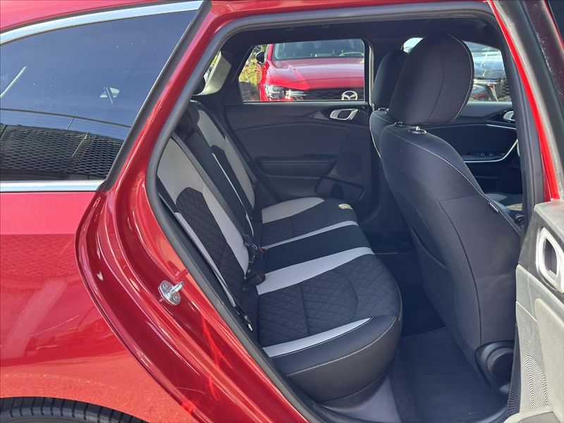 Kia Ceed 1,5 TGDi GT Line 1.ČR TAŽNÉ - fotka 17 z 47
