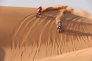 Účastníci Rallye Dakar zdolávají obrovské duny