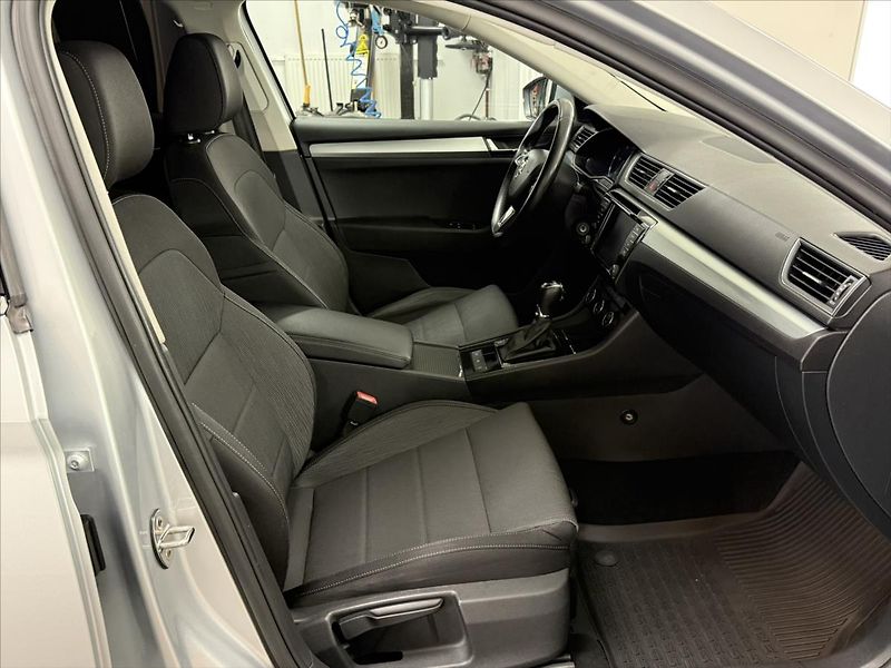 Škoda Superb 2,0 TDI ČR DSG NAVI CARPLAY - fotka 10 z 35