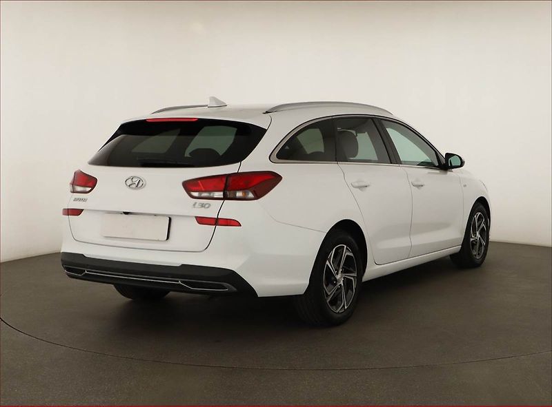 Hyundai i30 (2022) Family Smart 1.5 T-GDI MHEV - fotka 5 z 14