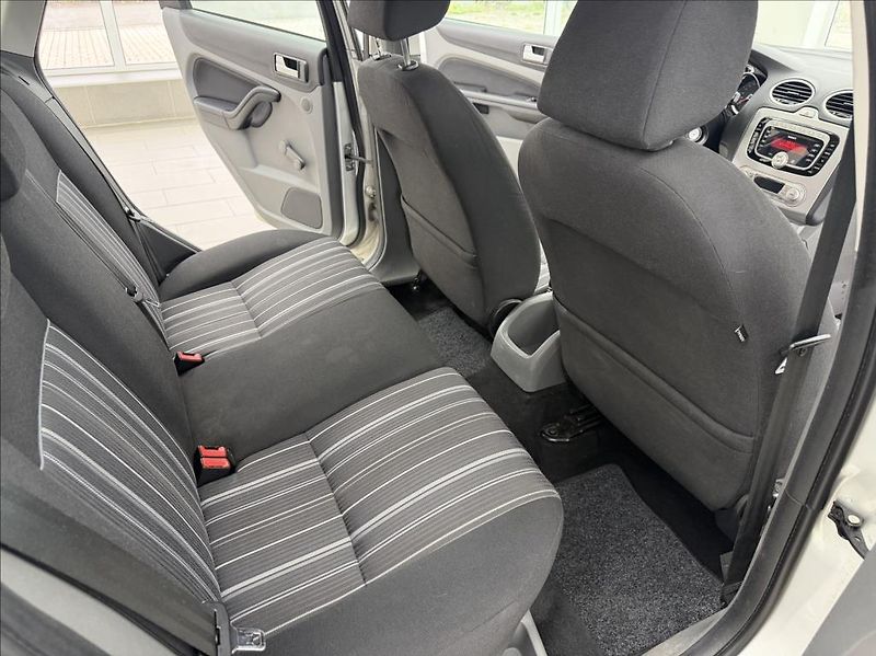 Ford Focus 1,6 i, Klima, 16V, 74kw, - fotka 20 z 24