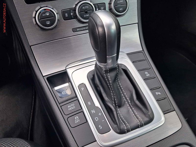 Volkswagen Passat (2014) 2.0TDi, DSG, bixen, navi - fotka 16 z 18