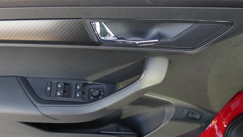 Škoda Karoq 1,5 TSI Sportline Exclusive DS - fotka 9 z 27