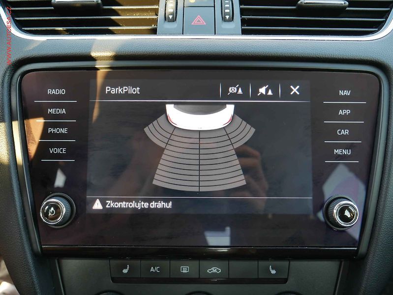 Škoda Octavia (2017) 1.6 TDi, ČR, AC, TZ - fotka 13 z 20