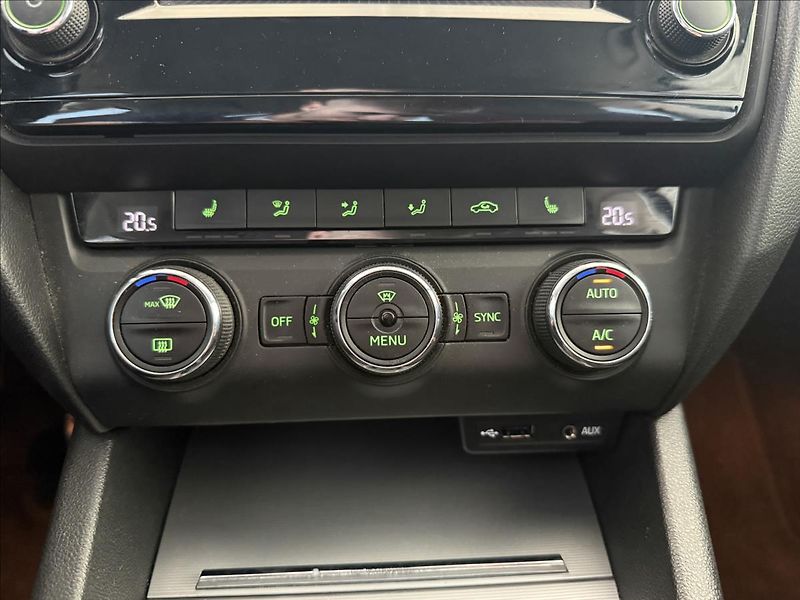 Škoda Octavia 1,4   TSI 110kW,SERVISKA,ČR - fotka 21 z 28