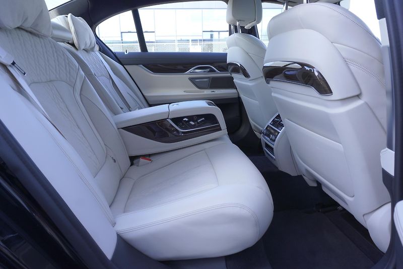 BMW Řada 7 (2020) 750I 4,4 XDRIVE STEPTRONIC - fotka 48 z 50