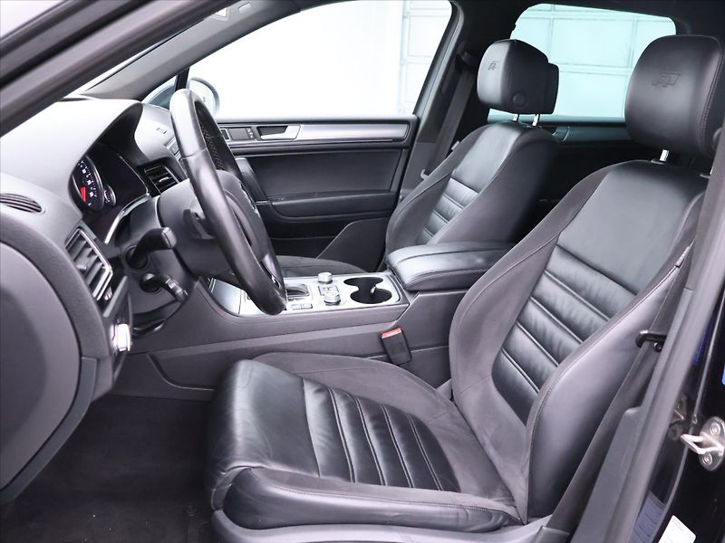 Volkswagen Touareg 3,0 TDI V6 DSG R-LINE CZ 4M - fotka 11 z 37