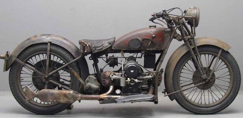Motocykl Douglas W z roku 1917 byl k vidění na letošním, již 8. srazu historických vozidel v Litvínově na Loučkách.