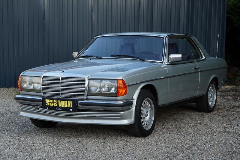 Mercedes-Benz 123 (1977) 230 CE - fotka 2 z 11