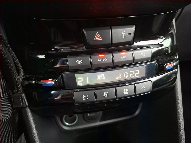 Peugeot 2008 (2018) 1.2 PureTech, Automat, Kůže - fotka 17 z 19