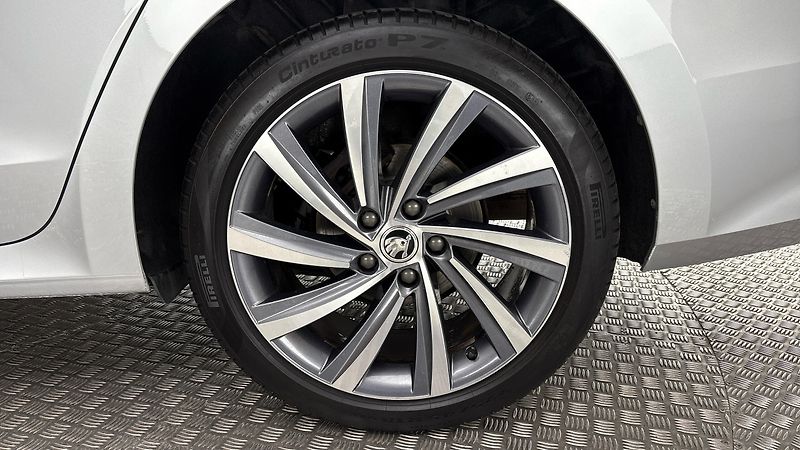Škoda Octavia 2.0 TDI DSG Style Combi - fotka 19 z 26