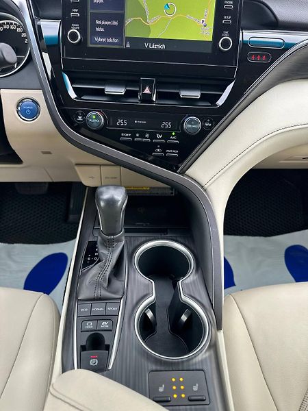 Toyota Camry (2021) 2.5 HEV EXECUTIVE AUTOMAT - fotka 17 z 37