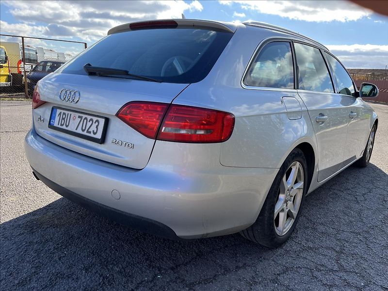 Audi A4 2,0 TDi KLIMA XENON 2x KOLA - fotka 32 z 33