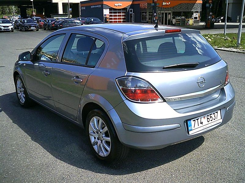 Opel Astra (2011) 1.6i KOUPENO ČR,1.MAJITEL - fotka 3 z 10