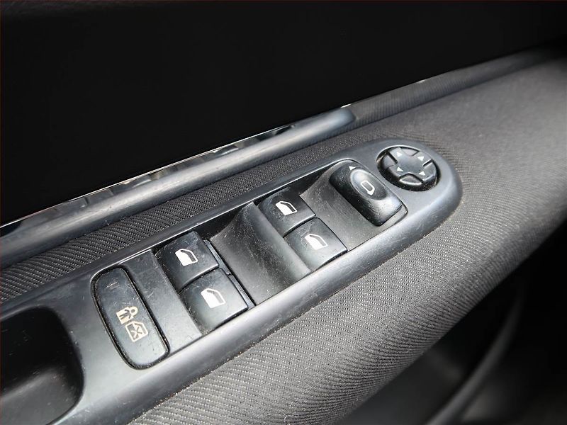 Peugeot 3008 (2011) 1.6 HDi, Navi, Tempomat - fotka 18 z 18