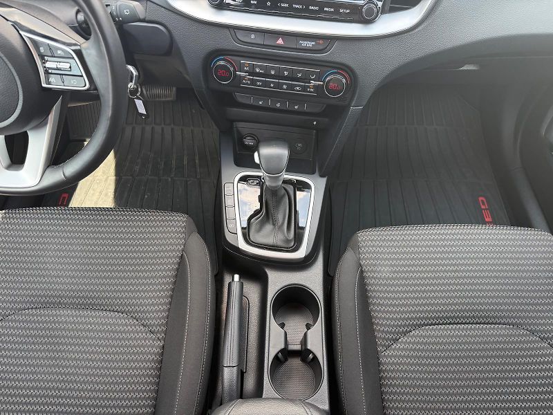 Kia Ceed 1.5 T-GDi 7DCT TOP - fotka 22 z 27
