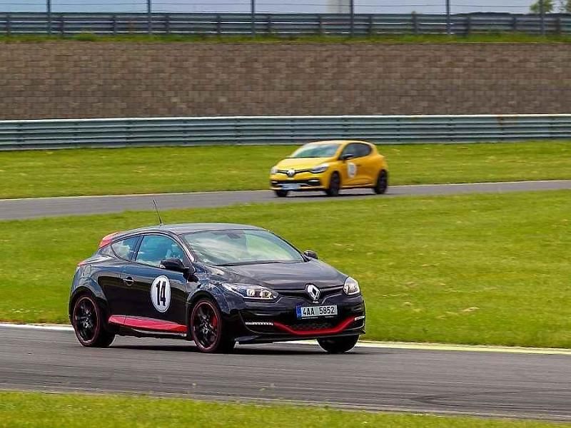 Rychlé Renaulty na Autodromu v Mostě.