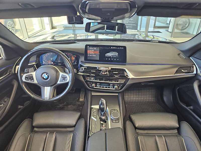 BMW Řada 5 530d xDrive - fotka 18 z 30