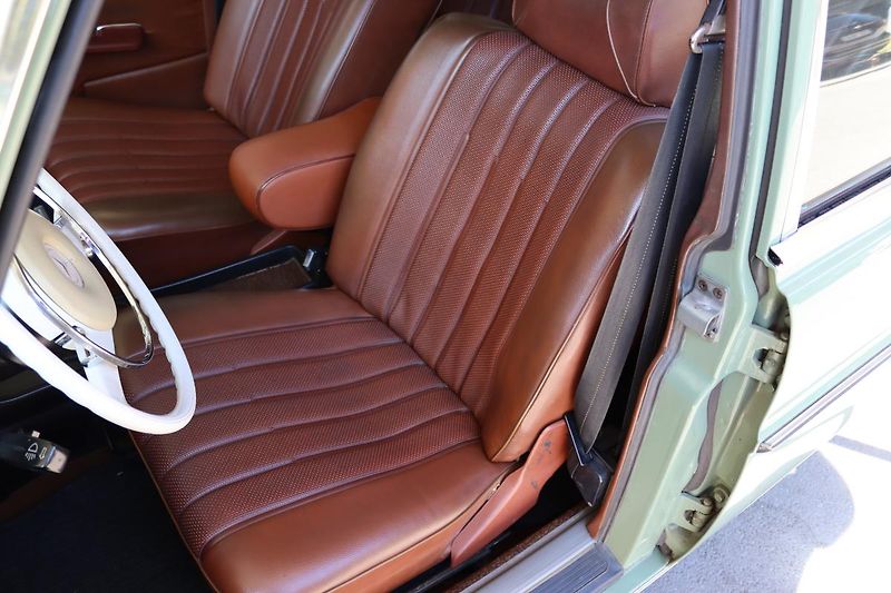 Mercedes-Benz 115 W115 230.4 manuál - fotka 22 z 50
