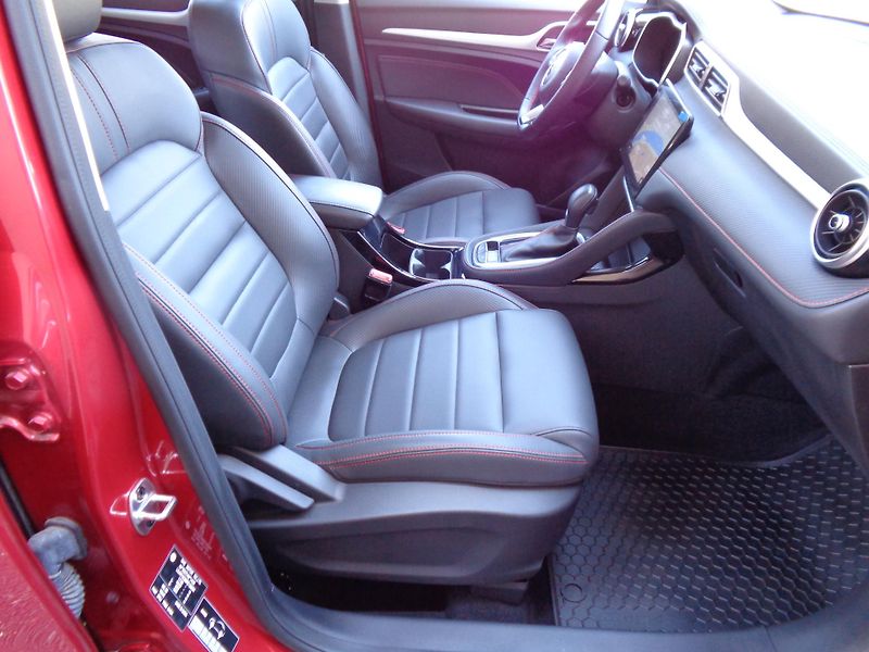 MG ZS 1,0i 111 PS,AT,Excl,MÁLO KM! - fotka 27 z 31