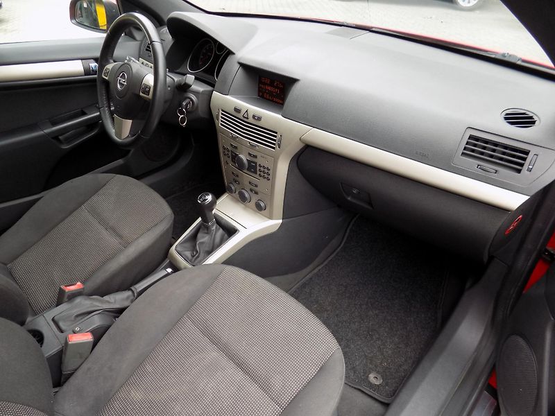 Opel Astra (2008) 1.8 16V - fotka 10 z 18