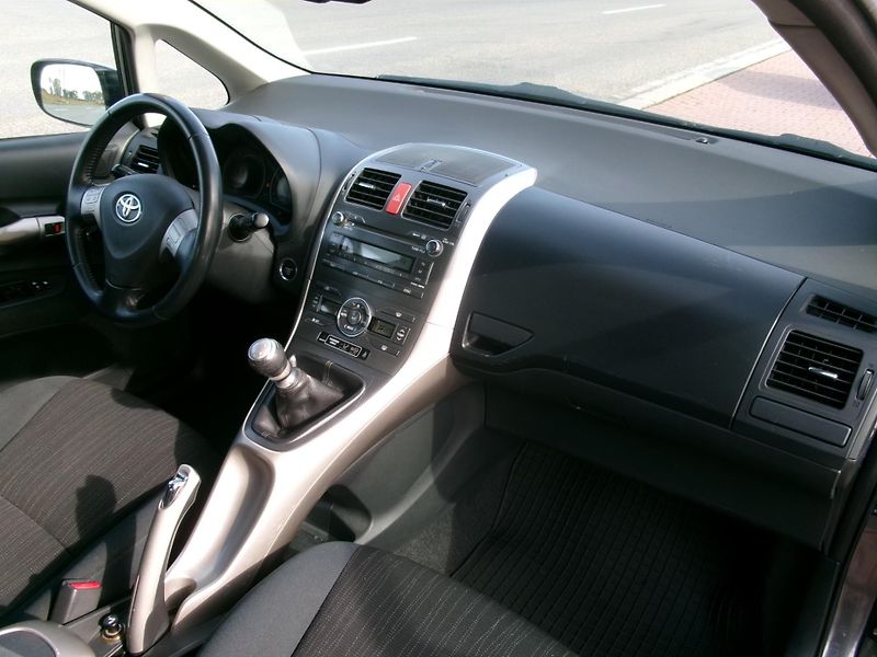 Toyota Auris (2007) 2,0 D-4D 93kW AC TEMP ALU - fotka 23 z 26