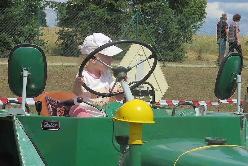 Traktoriáda ve Studenci na Třebíčsku nespočívá pouze v přehlídce zúčastněných strojů. Mnoho z nich se účastní dovednostních soutěží, což láká davy lidí.