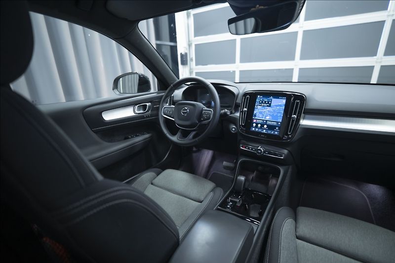 Volvo XC40 2,0 B3 NAVI KAMERA 360° TAŽNÉ - fotka 12 z 38