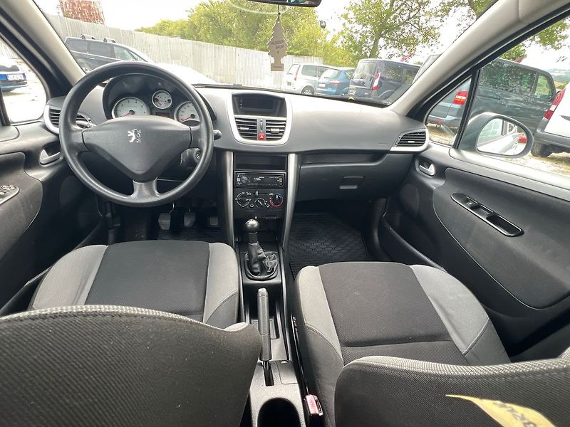 Peugeot 207 1.4i - fotka 7 z 14