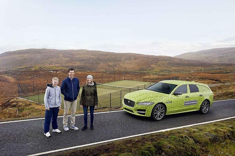 Jaguar XF Sportbrake v tenisové kamufláži.