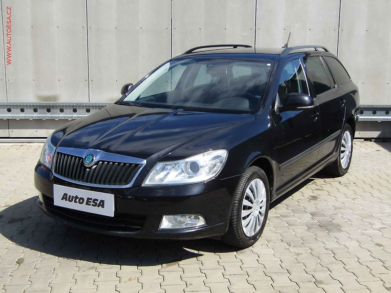 Škoda Octavia (2013) 2.0 TDi, AC, park.čidla - fotka 3 z 19